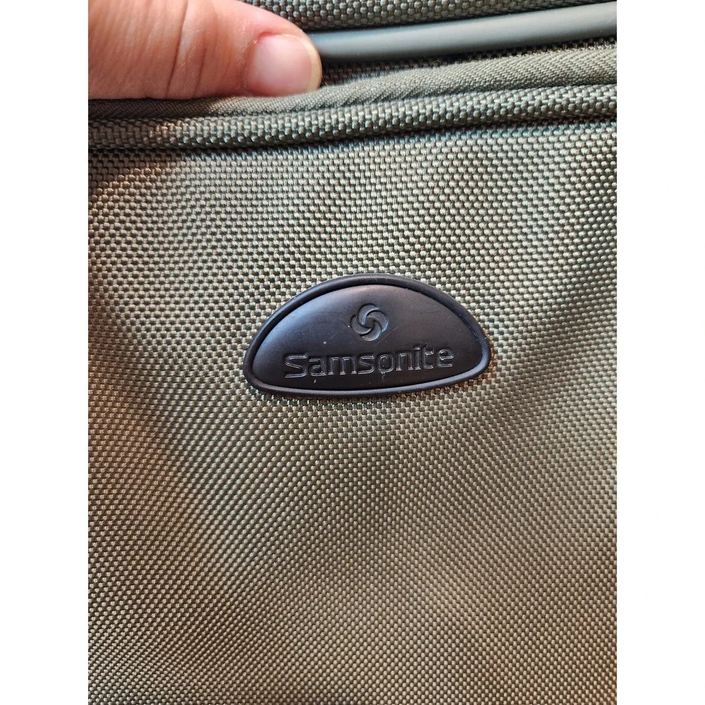 Samsonite Olive Green Travel Duffel Bag Carry-On Shoulder Strap Organizer‎